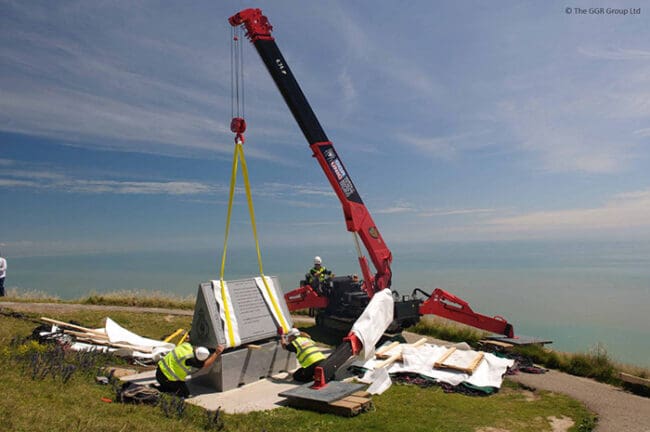 installing bomber command memorial at beachy headMini grue araignée URW 547 Everest Elévateurs